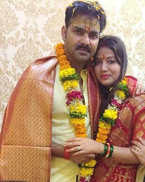 pawan singh with wife new photo